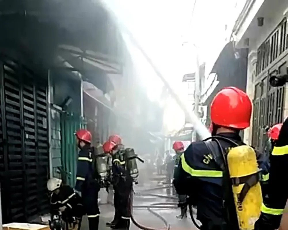 Cảnh sát nhanh chóng dập tắt đám cháy sau đó. Ảnh: HT