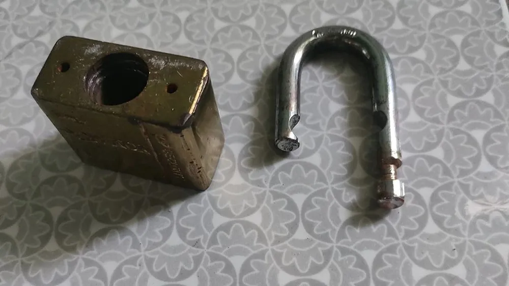 Ổ khóa phòng trọ của anh V bị cạy hư hỏng. Ảnh: NDCC Ổ khóa phòng trọ của anh V bị cạy hư hỏng. Ảnh: NDCC