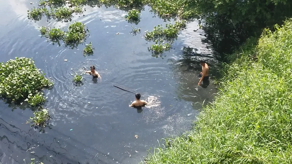 Sau thời gian lặn tìm, người điều khiển chiếc xe không được cảnh sát tìm thấy. Ảnh: HT Sau thời gian lặn tìm, người điều khiển chiếc xe không được cảnh sát tìm thấy. Ảnh: HT