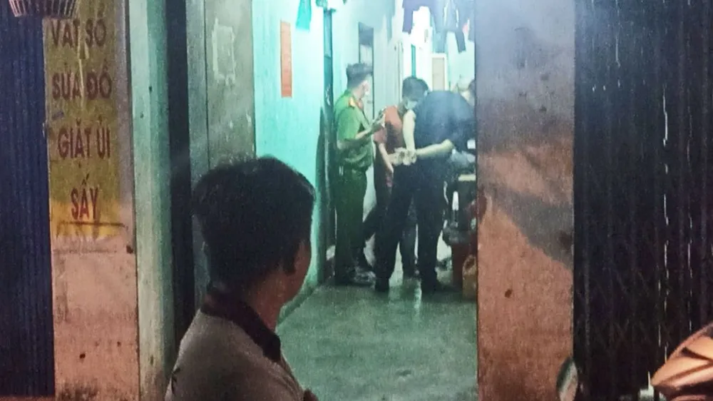Người đàn ông làm nghề tài xế được phát hiện tử vong trong tư thế treo cổ ở phòng trọ trên địa bàn quận Tân Bình, tối 8-7. Ảnh: HT