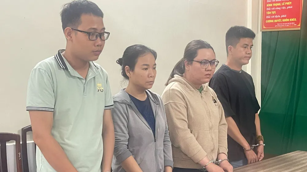 Công an khởi tố, bắt giam bốn người (Kha, Oanh, Nhi và Kiên, từ trái qua) là trưởng nhóm kinh doanh và các nhân viên để điều tra vụ án lừa đảo. Ảnh: CA Công an khởi tố, bắt giam bốn người (Kha, Oanh, Nhi và Kiên, từ trái qua) là trưởng nhóm kinh doanh và các nhân viên để điều tra vụ án lừa đảo. Ảnh: CA