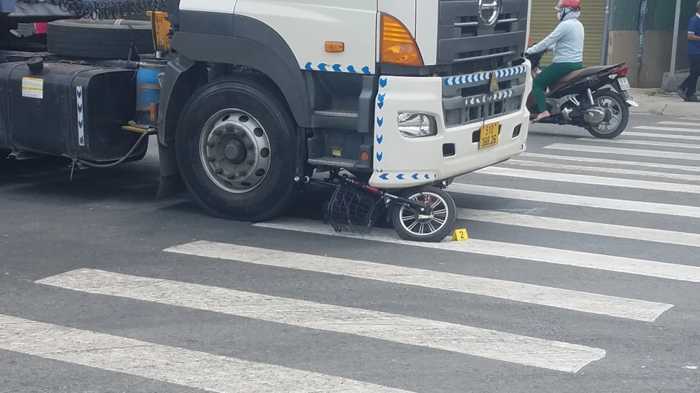 Chiếc xe đạp điện bị xe container đẩy đi một đoạn. Ảnh: HT