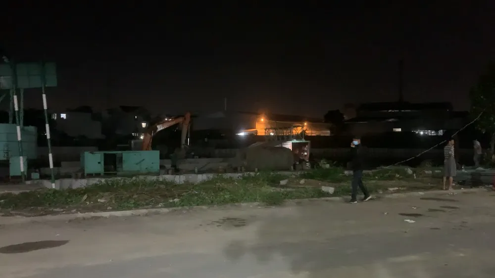 Nam công nhân được cho là đang làm việc tại công trình thi công bờ kè kênh Vàm Thuật, quận Gò Vấp. Ảnh: HT