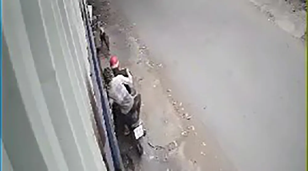 Nạn nhân cho biết dù ông ngồi cùng nhiều người khác nhưng kẻ gian vẫn ra tay. Ảnh cắt từ clip