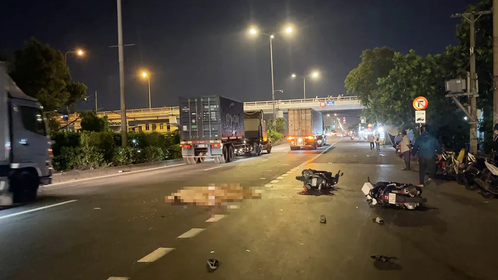 Hiện trường vụ tai nạn trên Quốc lộ 1, đoạn qua địa bàn quận 12. Ảnh: HT Hiện trường vụ tai nạn trên Quốc lộ 1, đoạn qua địa bàn quận 12. Ảnh: HT