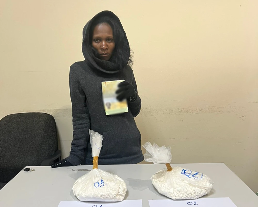 Người phụ nữ bị phát hiện vận chuyển số lượng lớn cocain khi nhập cảnh vào Việt Nam. Ảnh: CA