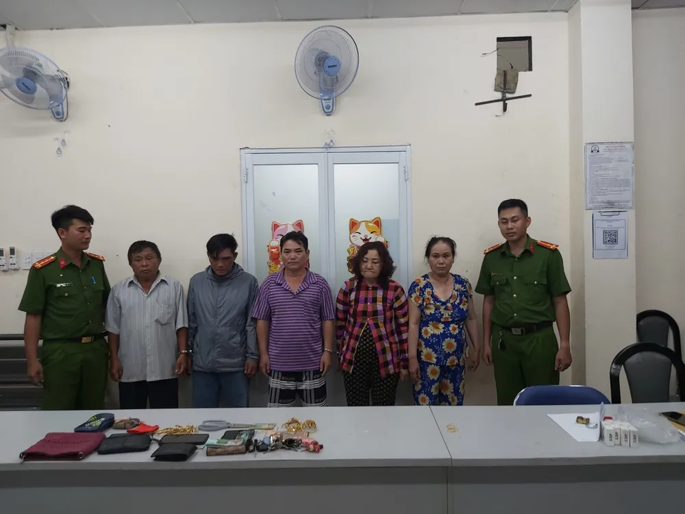 Công an nhanh chóng bắt được băng lừa đảo tinh vi. Ảnh: CA Công an nhanh chóng bắt được băng lừa đảo tinh vi. Ảnh: CA