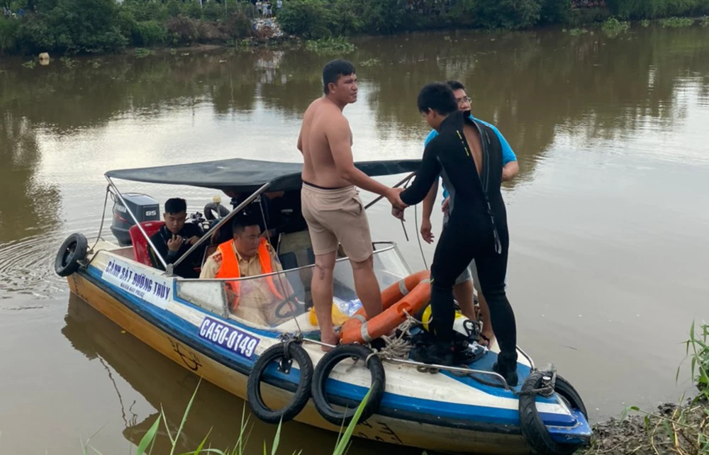 Việc tìm kiếm kéo dài đến cuối giờ chiều cùng ngày. Ảnh: CA