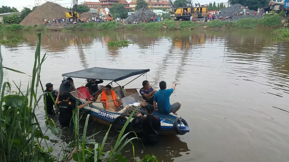 Thi thể hai nạn nhân đã được bàn giao cho công an địa phương để phục vụ việc xử lý. Ảnh: CA