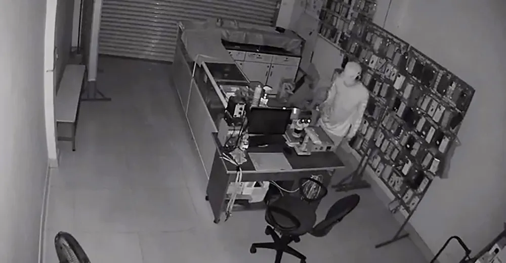 Người đàn ông sau đó dùng ghế để leo lên, tẩu thoát lên mái nhà. Ảnh cắt từ clip