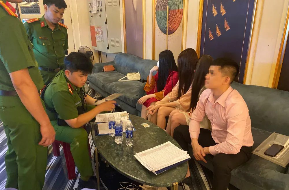 Cơ quan chức năng hiện đang lập hồ sơ, xử lý các vi phạm tại các cơ sở kinh doanh nói trên. Ảnh: CA Cơ quan chức năng hiện đang lập hồ sơ, xử lý các vi phạm tại các cơ sở kinh doanh nói trên. Ảnh: CA