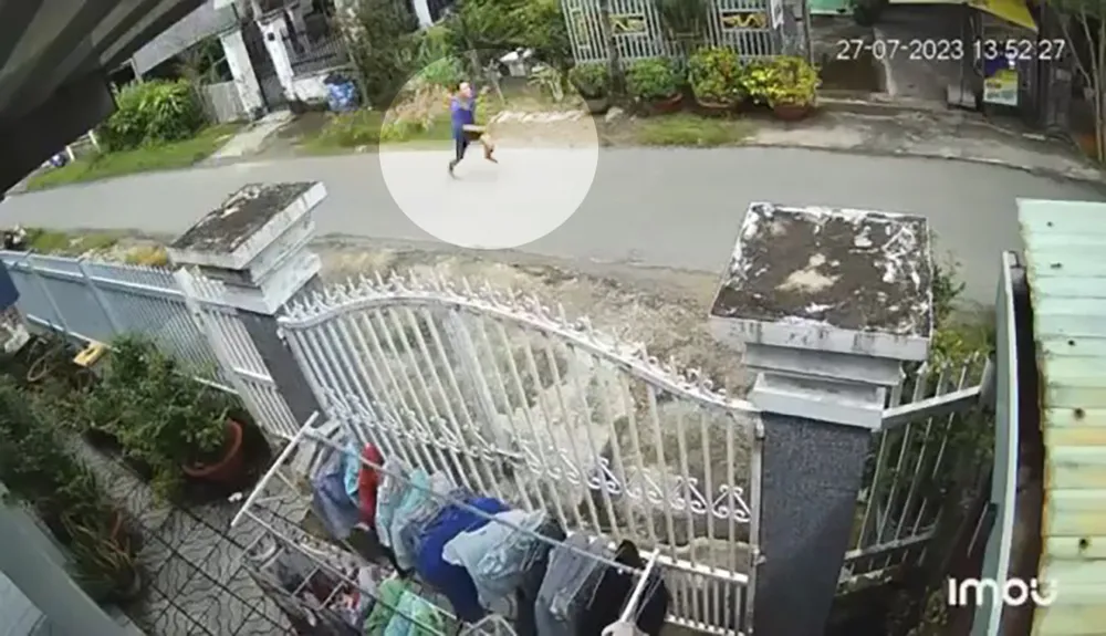 Phát hiện, ông S chạy bộ truy đuổi kẻ trộm nhưng không kịp. Ảnh cắt từ clip