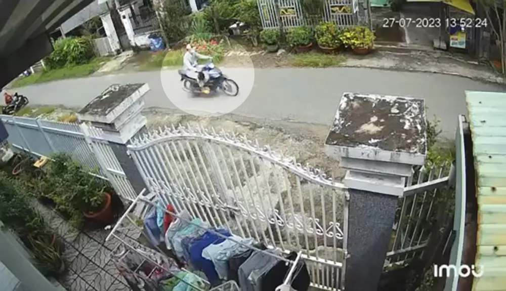Người đàn ông lấy trộm xe máy trong sân nhà dân trên đường 14, huyện Củ Chi. Ảnh cắt từ clip