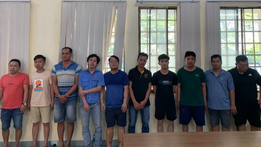 Hồi đầu năm, Công an TP.HCM triệt phá đường dây đánh bạc hoạt động trên không gian mạng với số tiền giao dịch khoảng 10 tỉ đồng/ tháng. Ảnh: CA