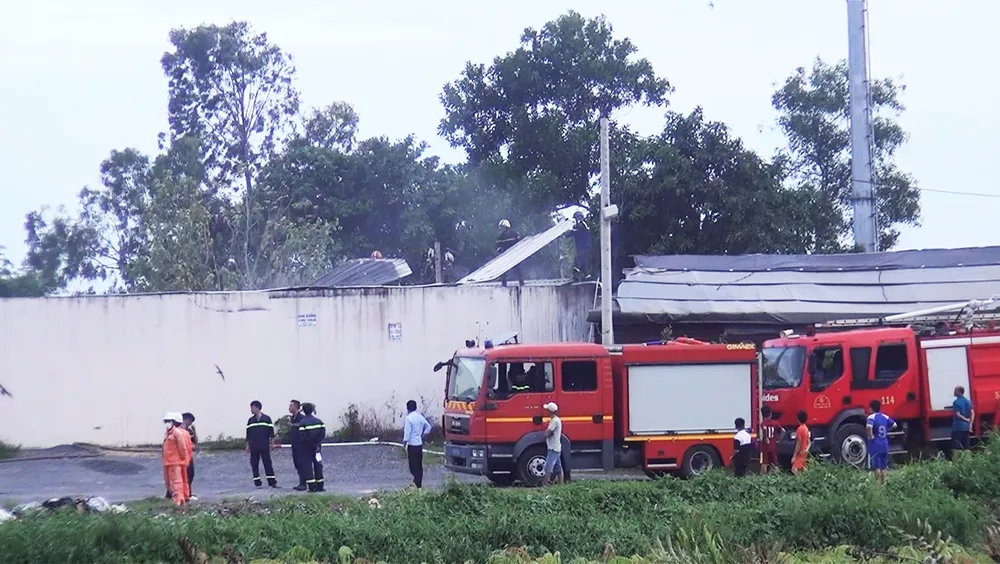 Đến gần 18 giờ, lực lượng chức năng mới rời đi. Ảnh: HT