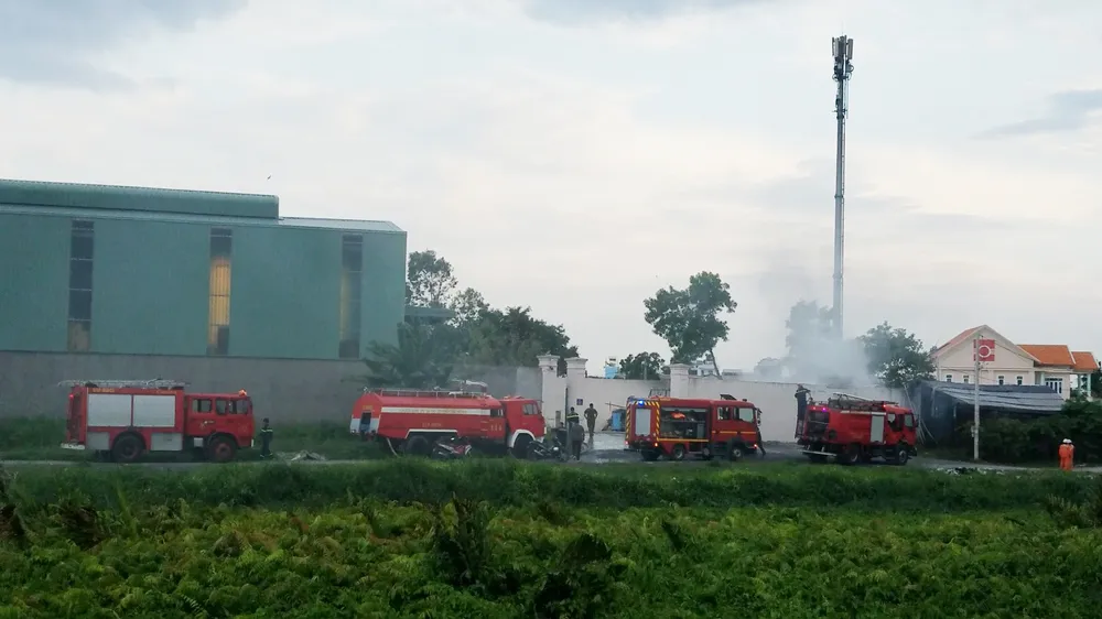 Đám cháy bùng lên từ bãi phế liệu cạnh kho hàng trên đường Bến Lội, quận Bình Tân, chiều 31-7. Ảnh: HT