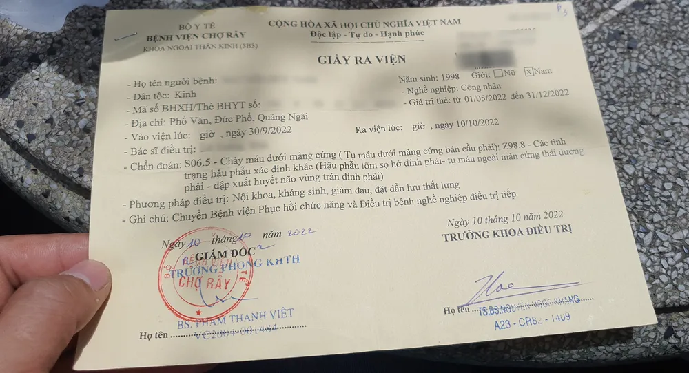 Giấy ra viện được gia đình giữ lại. Ảnh: NT