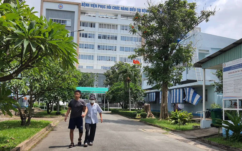 Ông Việt cho biết hiện chi phí điều trị đã lên quá cao, gia đình phải vay mượn khắp nơi để lo cho con trai. Ảnh: NT