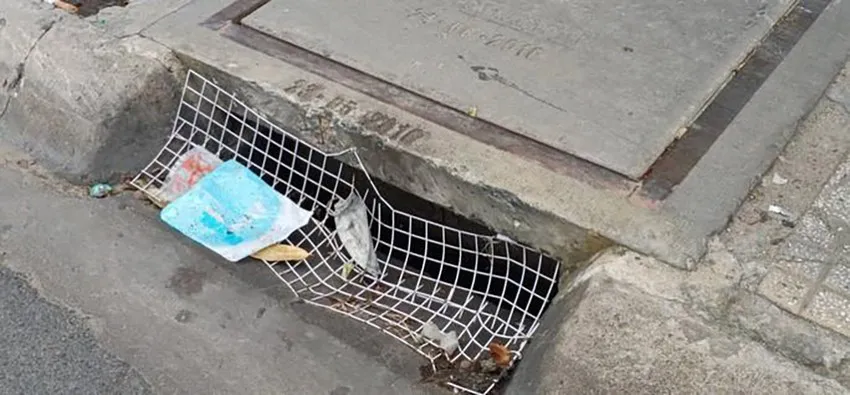 Người dân phải dùng tấm lưới chặn nắp hố ga bị mất trên địa bàn quận Tân Phú. Ảnh: CA Người dân phải dùng tấm lưới chặn nắp hố ga bị mất trên địa bàn quận Tân Phú. Ảnh: CA