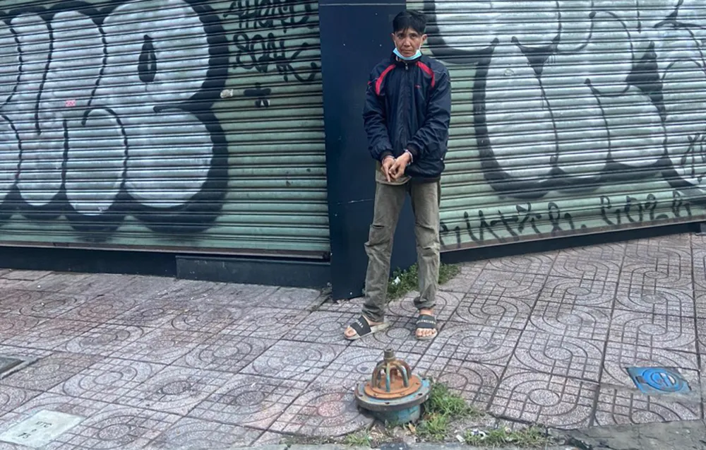 Công an ban đầu xác định ông Nhàn đã trộm một số trụ nước ở quận 11, quận 3... Ảnh: CA