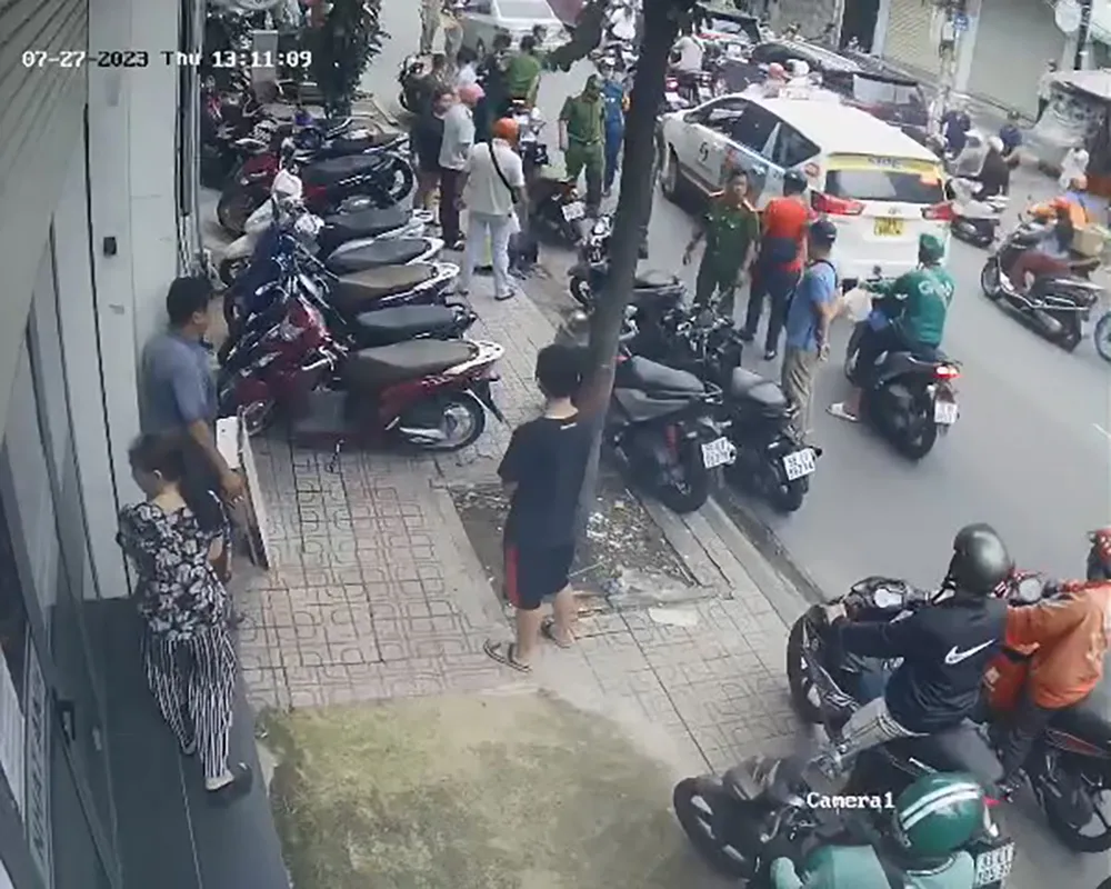 Vụ việc khiến nhiều người dân khu vực hiếu kỳ theo dõi. Ảnh: CA