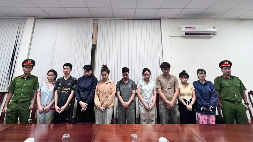 Hồi cuối tháng 5, Công an TP.HCM phối hợp với các đơn vị liên quan bắt nhóm người cho vay qua các app và đòi nợ kiểu khủng bố. Ảnh: CA