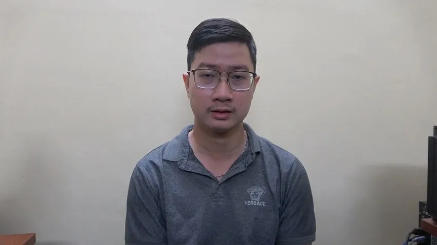 Trong đó, Nguyễn Mạnh Hải (30 tuổi, Giám đốc Công ty thu hồi nợ Tiếng Nói Hay) được người Trung Quốc thuê mướn tổ chức hoạt động cho vay, đòi nợ kiểu khủng bố qua các app. Ảnh: CA