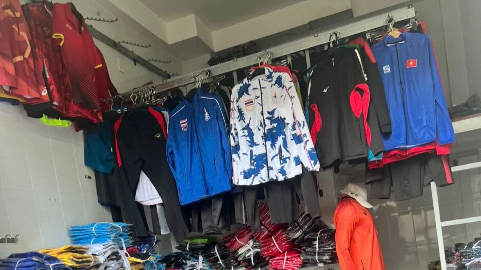 Công an thu giữ số lượng lớn quần áo giả thương hiệu. Ảnh: CA