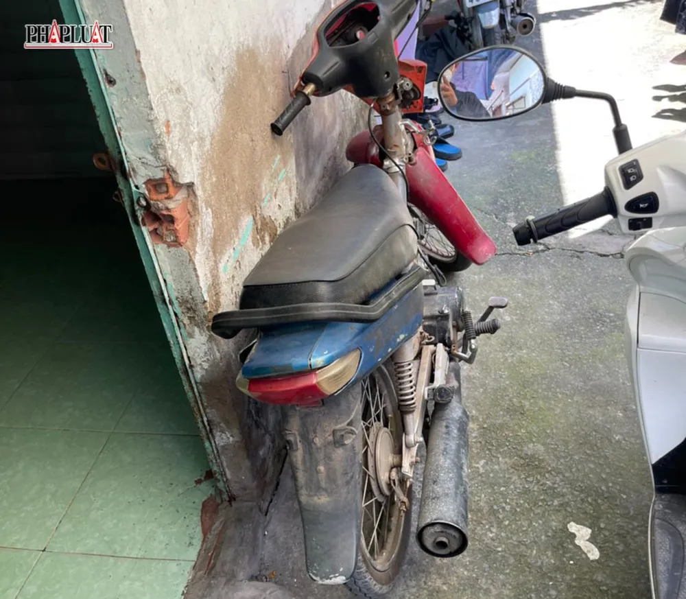 Chiếc xe tang vật mà Tiếng và Thịnh sử dụng để đi đập phá cửa nhà dân. Ảnh: CA Chiếc xe tang vật mà Tiếng và Thịnh sử dụng để đi đập phá cửa nhà dân. Ảnh: CA