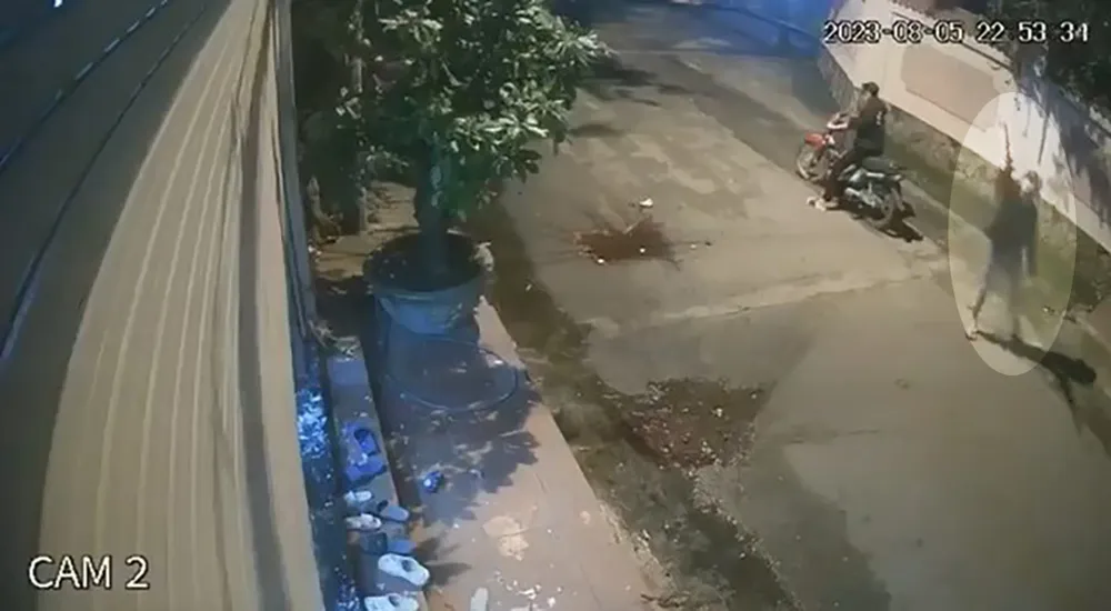 Người này cũng cầm dao đe dọa người nhà anh T. Ảnh cắt từ clip