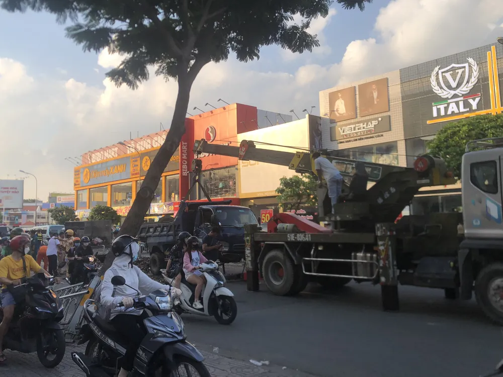 Chiếc xe ben sau đó được di dời khỏi hiện trường. Ảnh: HT