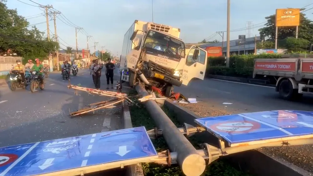 Biển báo trên Quốc lộ 1 bị tông gãy. Ảnh: HT Biển báo trên Quốc lộ 1 bị tông gãy. Ảnh: HT