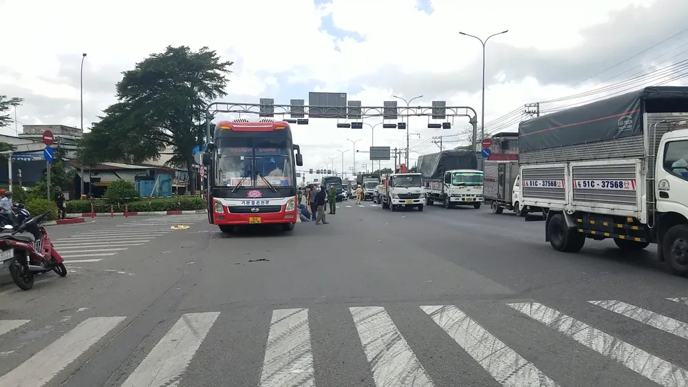 Ảnh hưởng từ vụ tai nạn khiến giao thông qua khu vực ùn ứ. Ảnh: NT