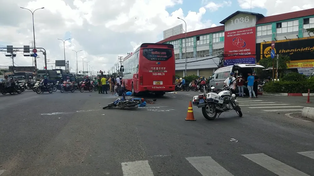 Sau va chạm, người phụ nữ không may bị xe khách cán tử vong. Ảnh: NT