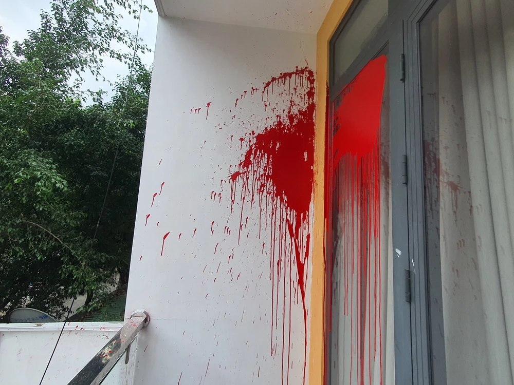 Vụ việc khiến tường nhà, kính cửa... loang lổ vết sơn. Ảnh: NT