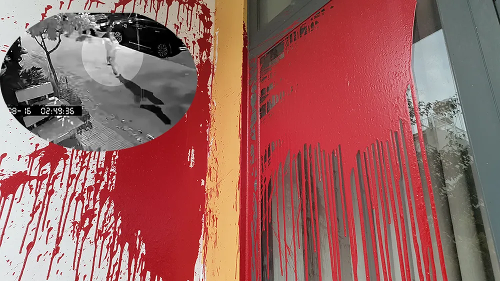 Người đàn ông mang theo nhiều túi sơn ném vào nhà anh T ở KDC Hiệp Thành City, phường Hiệp Thành, quận 12. Ảnh: NT