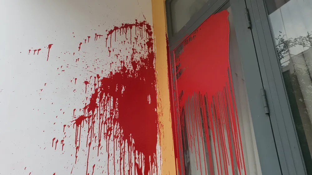 Bốn ngày hôm trước, nhà anh T cũng bị một người lạ mặt ném sơn, chất bẩn vào nhà. Ảnh: NT