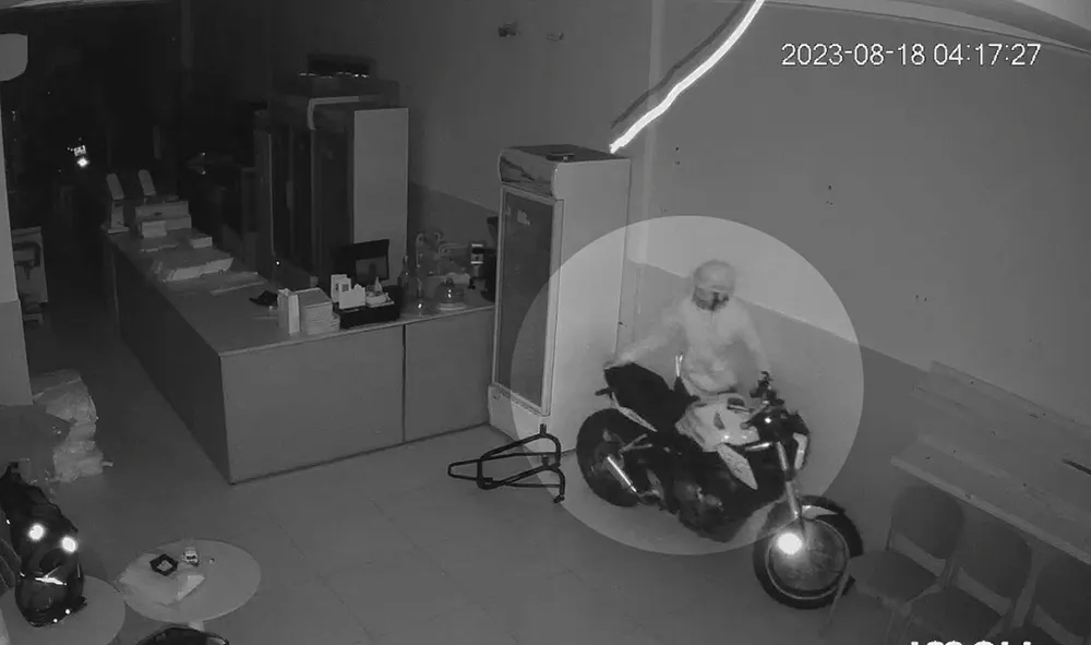 Nam thanh niên đột nhập, lấy đi chiếc xe CBR 650R tại ngôi nhà trên địa bàn quận Tân Bình. Ảnh cắt từ clip