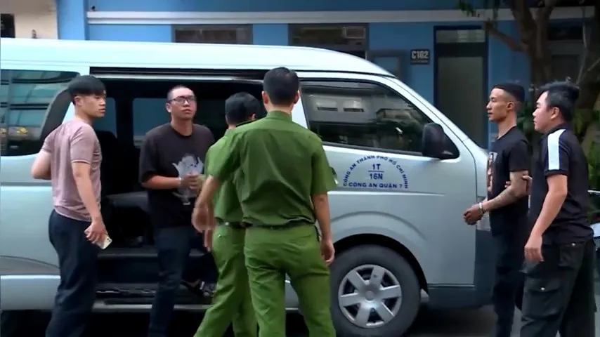 Cùng thời điểm, công an quận 7 cũng bắt hai người hoạt động tín dụng đen, tạt sơn nhà dân để gây áp lực đòi nợ. Ảnh: CA