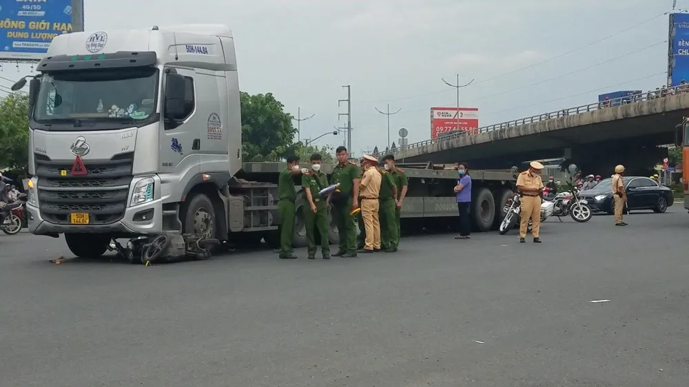 Tai nạn giữa xe đầu kéo và xe máy khiến hai người đàn ông tử vong. Ảnh: NT