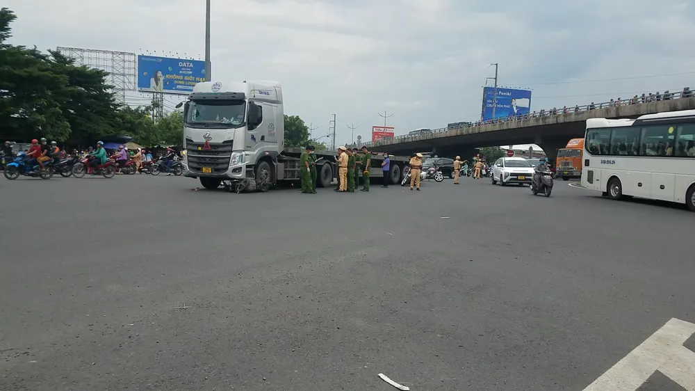 Ảnh hưởng từ tai nạn khiến giao thông qua khu vực gặp khó khăn. Ảnh: NT