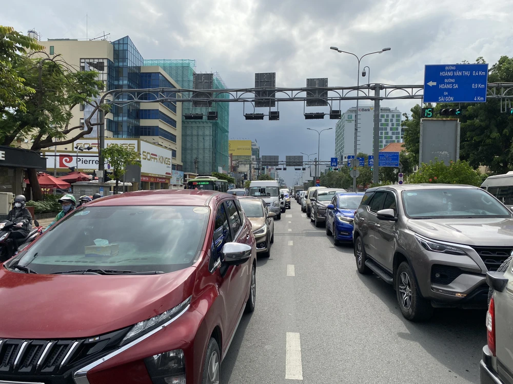 Ảnh hưởng từ va chạm khiến giao thông qua khu vực ùn ứ nghiêm trọng. Ảnh: HT