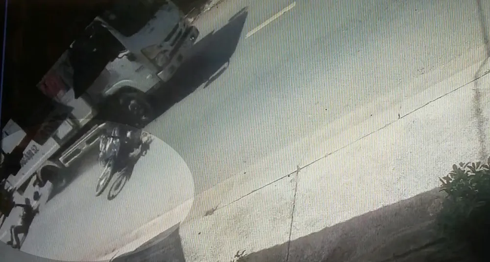 Xe cụ ông lao ra đường và không may va chạm với xe tải đang chạy tới. Ảnh cắt từ clip Xe cụ ông lao ra đường và không may va chạm với xe tải đang chạy tới. Ảnh cắt từ clip