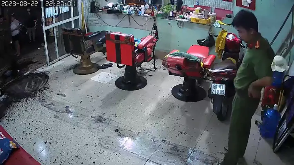 Công an sau đó đến hiện trường, ghi nhận, lấy lời khai để làm rõ. Ảnh cắt từ clip
