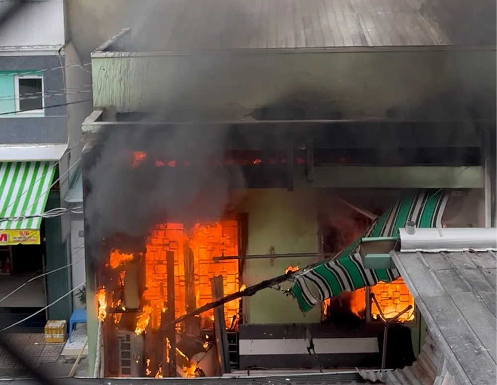 Đám cháy bùng lên từ căn phòng trọ khiến hai cô gái mắc kẹt, tử vong. Ảnh: NT Đám cháy bùng lên từ căn phòng trọ khiến hai cô gái mắc kẹt, tử vong. Ảnh: NT