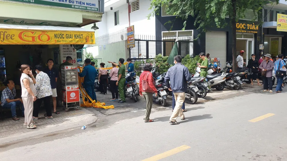 Đến trưa cùng ngày, việc khám nghiệm vẫn đang được thực hiện. Ảnh: NT Đến trưa cùng ngày, việc khám nghiệm vẫn đang được thực hiện. Ảnh: NT