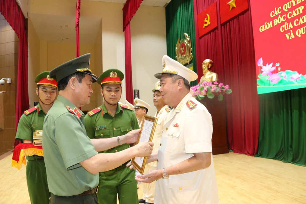 Tại buổi lễ cũng công bố các quyết định của Giám đốc Công an TP.HCM về công tác cán bộ. Ảnh: CA