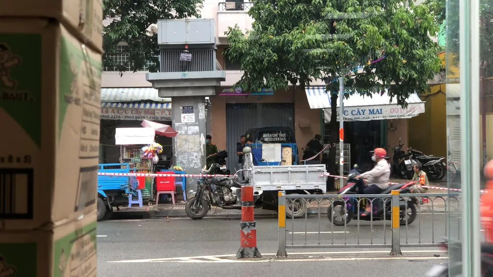Công an quận 11 nhanh chóng phong tỏa hiện trường, lấy lời khai điều tra, truy xét. Ảnh: HT Công an quận 11 nhanh chóng phong tỏa hiện trường, lấy lời khai điều tra, truy xét. Ảnh: HT