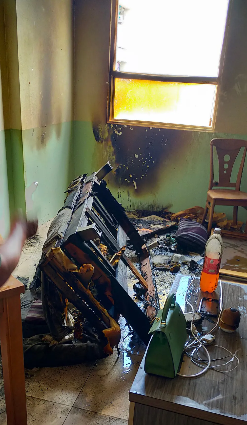 Đám cháy bùng lên từ căn hộ ở chung cư khiến cư dân hốt hoảng tháo chạy. Ảnh: CA Đám cháy bùng lên từ căn hộ ở chung cư khiến cư dân hốt hoảng tháo chạy. Ảnh: CA