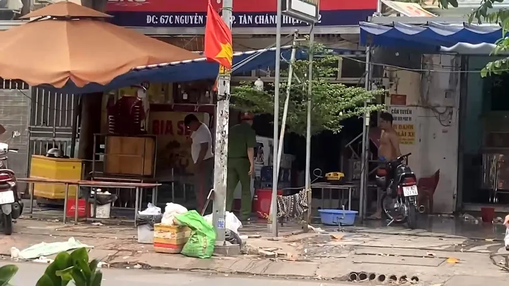 Công an sau đó khám nghiệm hiện trường, lấy lời khai điều tra, truy xét. Ảnh: NT